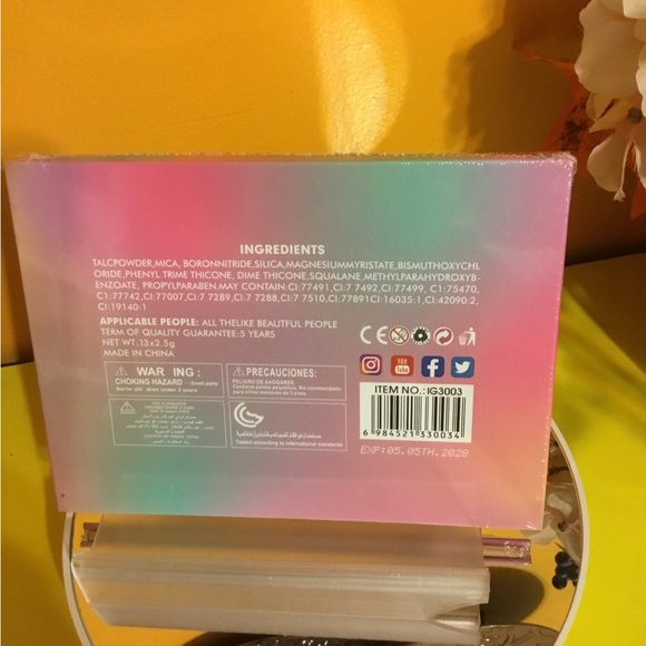 Halloween face paint NWT palette w/brush and beautiful colors - Picture 3 of 8